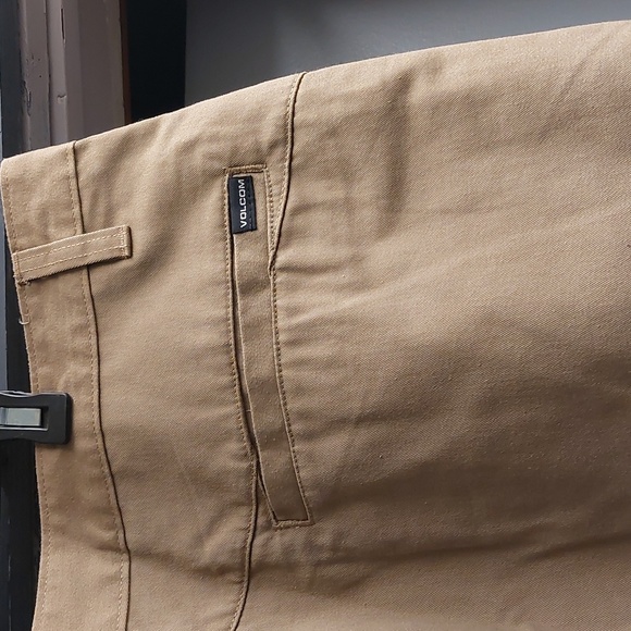 Volcom Shorts  Sz 36 NWOT    BUTTON MISSING - Picture 7 of 12